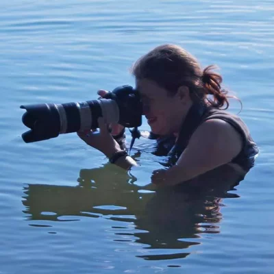 Tierfotografin Nadine mit der Kamera auch im Wasser auf Augenhöhe